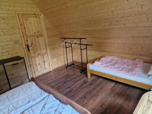 Postel nebo postele na pokoji v ubytování Chaty u lesa
