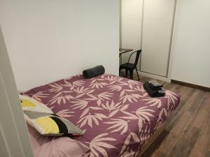 um quarto com uma cama com um edredão roxo em Casa pepe em Madri