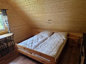 Postel nebo postele na pokoji v ubytování Chaty u lesa