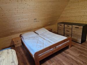 Postel nebo postele na pokoji v ubytování Chaty u lesa