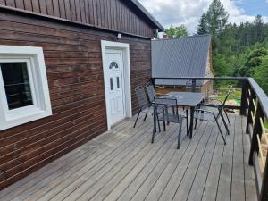 Balkón nebo terasa v ubytování Chaty u lesa
