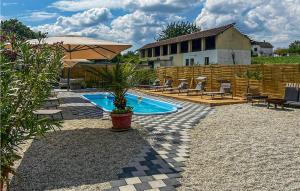 - une piscine avec une plante en pot et un parasol dans l'établissement Beautiful Home In Budrovac With Wi-fi, à Budrovac