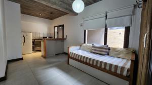 una camera con letto e una cucina con finestra di Aluen PBA - Andarlibre a San Martín de los Andes