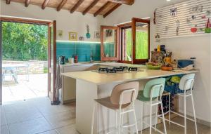 una cocina con encimera y algunos taburetes en ella en Nice Home In Giove With Private Swimming Pool, Can Be Inside Or Outside, en Giove