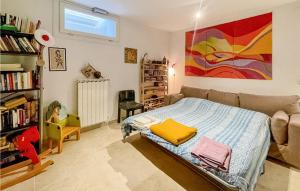 1 dormitorio con cama y estante para libros en Nice Home In Giove With Private Swimming Pool, Can Be Inside Or Outside, en Giove