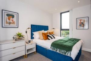 En eller flere senger på et rom på Stunning Brand New 3 Bed By Valore Property Services