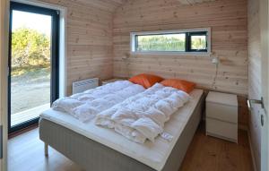duże łóżko w pokoju z oknem w obiekcie 3 Bedroom Lovely Home In Anholt w mieście Anholt