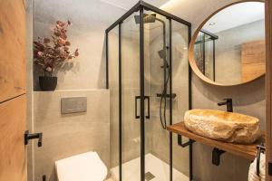 ein Badezimmer mit Dusche, Waschbecken und Spiegel in der Unterkunft Luxury piso Nijota NEW in Santa Cruz de Tenerife + 17 Fotos