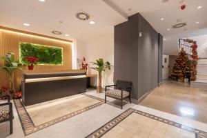格拉纳达BiBo Suites San Agustín的大堂设有圣诞树和钢琴