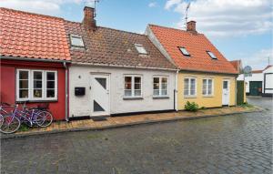 un grupo de casas con bicicletas estacionadas frente a ellas en Pet Friendly Home In Rnne With Kitchen, en Rønne