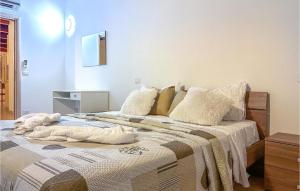 ein Schlafzimmer mit einem Bett mit einer Decke darauf in der Unterkunft Stunning Apartment In Lecce Nei Marsi With Wi-fi in Gioia dei Marsi