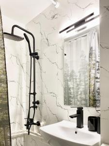 a bathroom with a sink and a mirror at Apartament - Voineasa -Aproape de Domeniul Schiabil in Voineasa