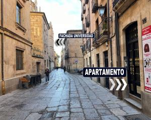 una calle vacía con letreros en una ciudad en VUT Libreros LA RANITA SALMANTINA, en Salamanca