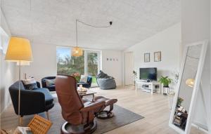 sala de estar con silla y sofá en Amazing Home In Spttrup With Wifi, en Spottrup