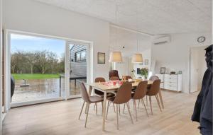 cocina y comedor con mesa y sillas en Amazing Home In Spttrup With Wifi, en Spottrup