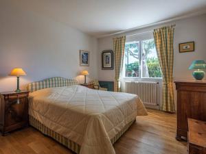 Un dormitorio con una cama grande y una ventana en Villa La Trinité-sur-Mer, 5 pièces, 8 personnes - FR-1-477-6 en La Trinité-sur-Mer