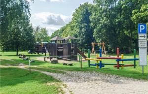 un parc avec une aire de jeux avec un toboggan dans l'établissement 2 Bedroom Beautiful Home In Burg Stargard, à Burg Stargard