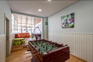 Habitación con futbolín y columpio en Apartamento estudio para 4 personas, en Salou