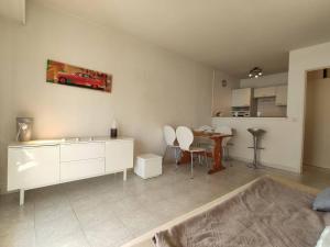 Kuchyň nebo kuchyňský kout v ubytování Appartement 2 pièces avec terrasse à 100m de la plage - Parking privé, Antibes - FR-1-252-155