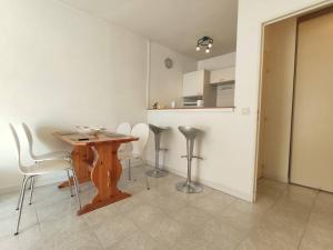 Kuchyň nebo kuchyňský kout v ubytování Appartement 2 pièces avec terrasse à 100m de la plage - Parking privé, Antibes - FR-1-252-155