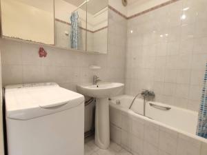 Koupelna v ubytování Appartement 2 pièces avec terrasse à 100m de la plage - Parking privé, Antibes - FR-1-252-155