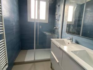 a bathroom with a glass shower and a sink at Villa T5 avec jardin, 100m plage, clim, WiFi, pour 8-10 pers, Le Barcarès - FR-1-81-524 in Le Barcarès +27 photos