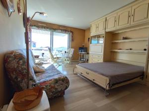 ein Schlafzimmer mit einem Bett und ein Wohnzimmer in der Unterkunft Appartement Antibes, 1 pièce, 3 personnes - FR-1-252-153 in Antibes