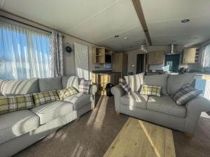 ein Wohnzimmer mit 2 Sofas und einer Küche in der Unterkunft Lovely Caravan With Decking At Carlton Meres Holiday Park In Suffolk Ref 60023ch in Saxmundham