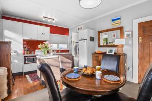 cocina y comedor con mesa de madera en Silkwood Cottage - Richmond Holiday Home, en Richmond