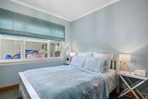 1 dormitorio con cama y ventana en Silkwood Cottage - Richmond Holiday Home, en Richmond