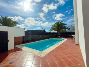 basen na środku patio w obiekcie Villa Rubicón Costa w mieście Playa Blanca