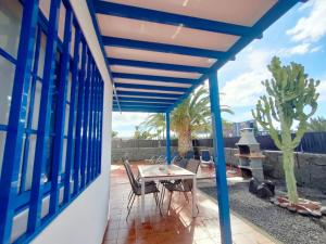 patio ze stołem i krzesłami na domu w obiekcie Villa Rubicón Costa w mieście Playa Blanca
