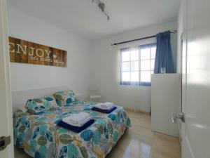 sypialnia z łóżkiem i ręcznikami w obiekcie Villa Rubicón Costa w mieście Playa Blanca +31 zdjęć