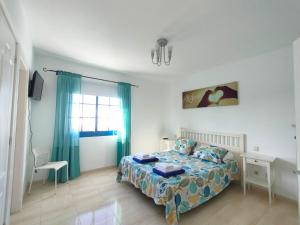 Łóżko lub łóżka w pokoju w obiekcie Villa Rubicón Costa