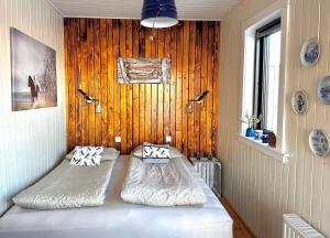 ÖlfusにあるAkurgerði Guesthouse 4 - Country Life Styleの木製の壁の客室内のベッド2台