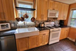 Η κουζίνα ή μικρή κουζίνα στο Cute 3 b 1 b Family home in Cle