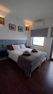 Un dormitorio con una cama grande y una ventana en Casinha Secreta - A Gema Escondida da Santa Luzia, en Santa Luzia