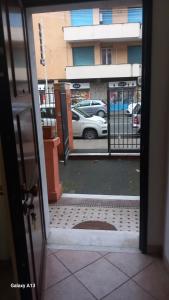 una porta aperta con vista su un parcheggio di Casa Caterina Setri Levante a Sestri Levante Altre 3 foto