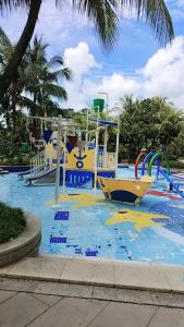 a pool with a water park with a slide at 坐忘城市19 in Gelang Patah