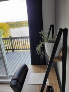 Balkón nebo terasa v ubytování Spot Caché - Private Waterfront Cottage