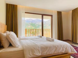 um quarto com uma cama e uma grande janela em Askireg Hotel 