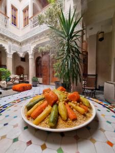 une assiette de légumes assise sur une table dans l'établissement RIAD LALLA ZINEB, à Rabat