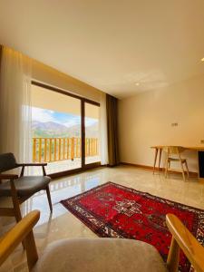 - un salon avec une table et une grande fenêtre dans l'établissement Askireg Hotel, 