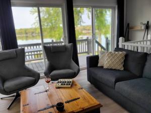 Posezení v ubytování Spot Caché - Private Waterfront Cottage