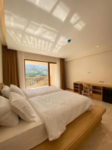 Un dormitorio con una cama grande y una ventana en Askireg Hotel 