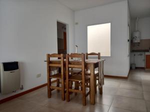 uma cozinha com mesa e cadeiras num quarto em DEPARTAMENTOS GCHU em Gualeguaychú