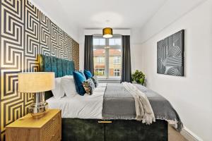 um quarto com uma cama e uma janela em Stunning 4-bed - Garden - Sleeps 14 em Bristol