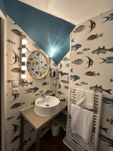 La salle de bains est pourvue d'un lavabo et d'un miroir. dans l'établissement Ambassadeur Hotel - Cherbourg Port de Plaisance, à Cherbourg en Cotentin