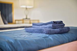 印第安納波利斯的住宿－Private Room Indy - Shared，两叠毛巾,放在床上