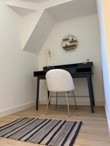 a desk in a room with a white chair at Le Bubble - Centre Ville - La Bonne Marienne in Angers